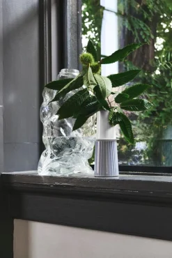 1616 / arita japan PC flower vase