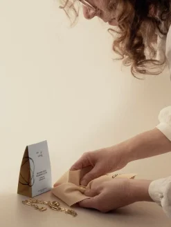 Act of Caring Reviving Gold polish cloth