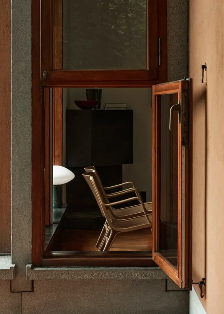 &Tradition AX HM11 lounge chair with armrest, oak - walnut