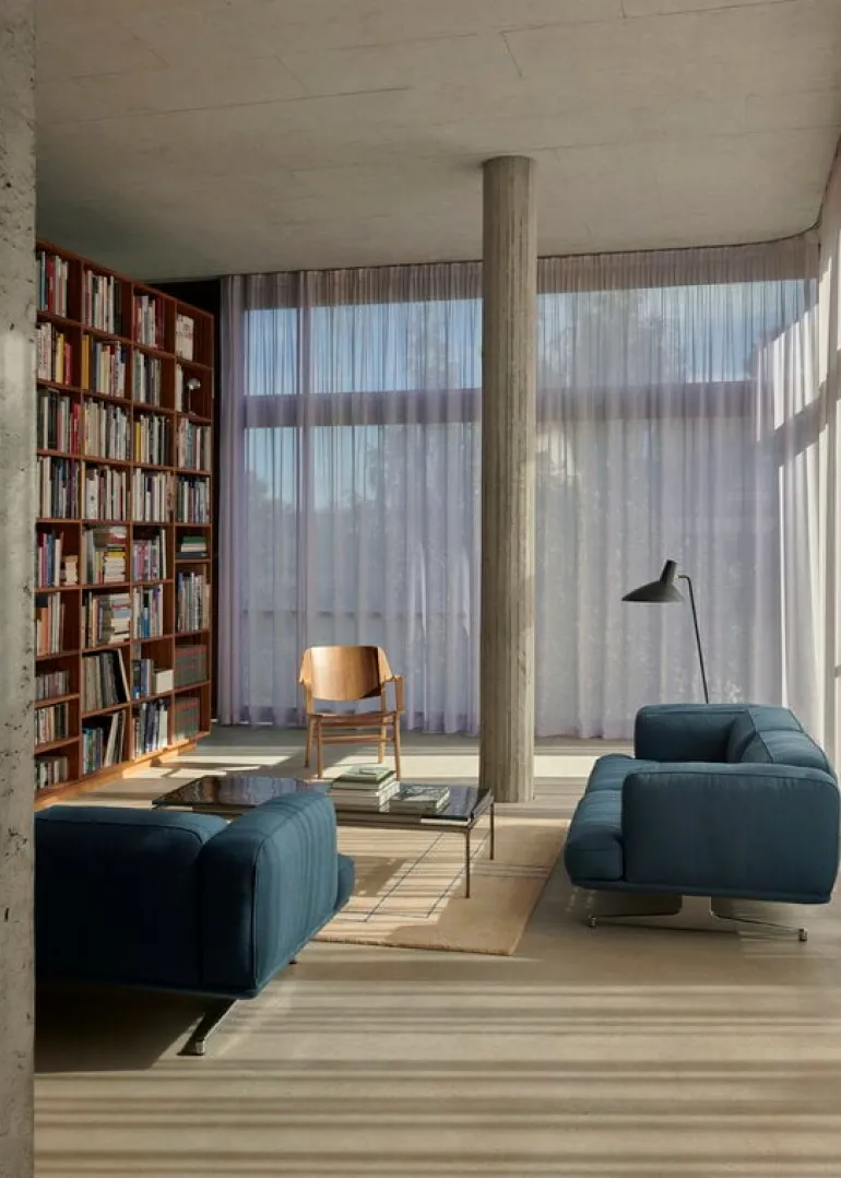 &Tradition AX HM11 lounge chair with armrest, oak - walnut