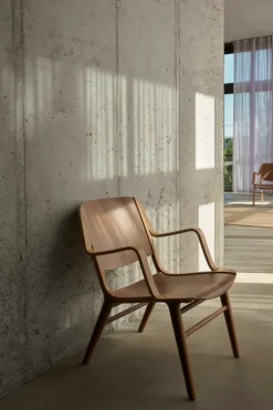 &Tradition AX HM11 lounge chair with armrest, oak - walnut