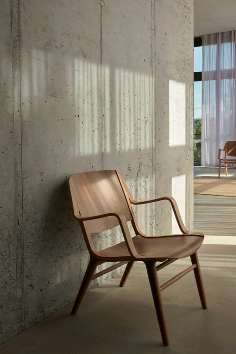 &Tradition AX HM11 lounge chair with armrest, oak - walnut