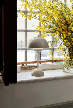 &Tradition Flowerpot VP9 portable table lamp, grey beige