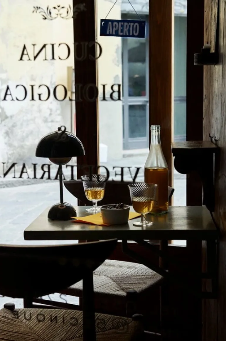 &Tradition Flowerpot VP9 portable table lamp, stone blue