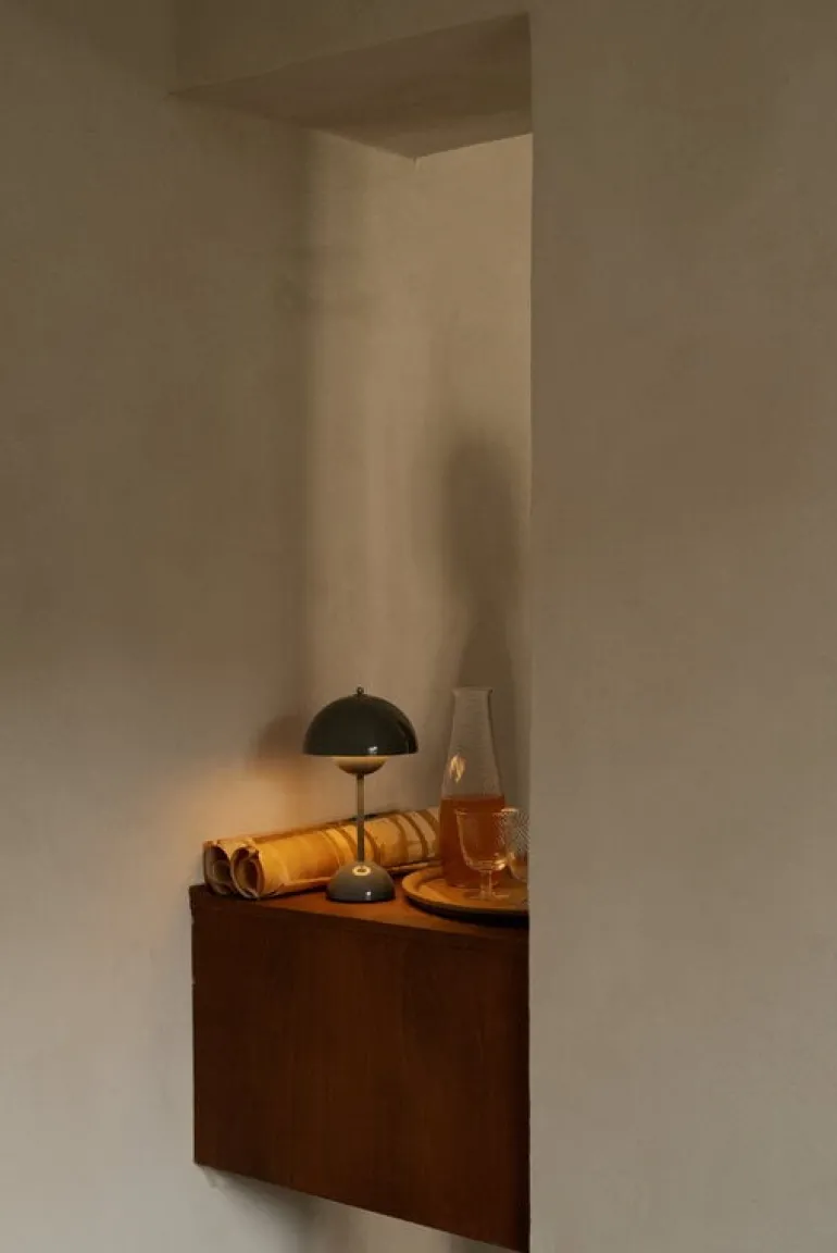 &Tradition Flowerpot VP9 portable table lamp, stone blue