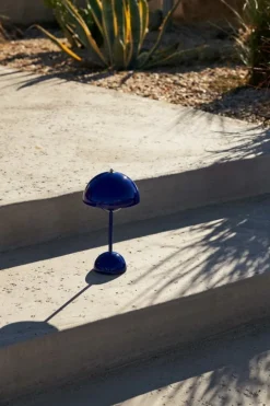 &Tradition Flowerpot VP9 portable table lamp, cobalt blue