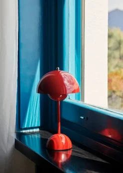 &Tradition Flowerpot VP9 portable table lamp, vermilion red