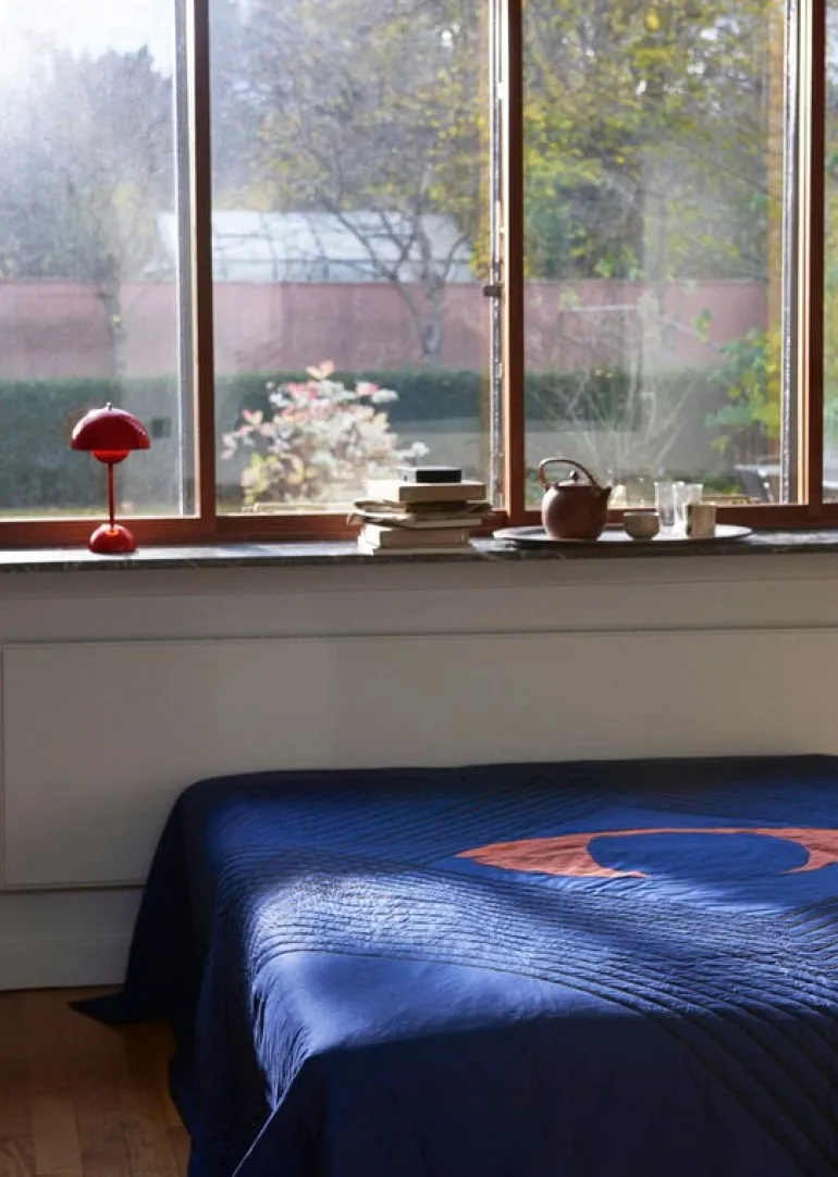 &Tradition Flowerpot VP9 portable table lamp, vermilion red