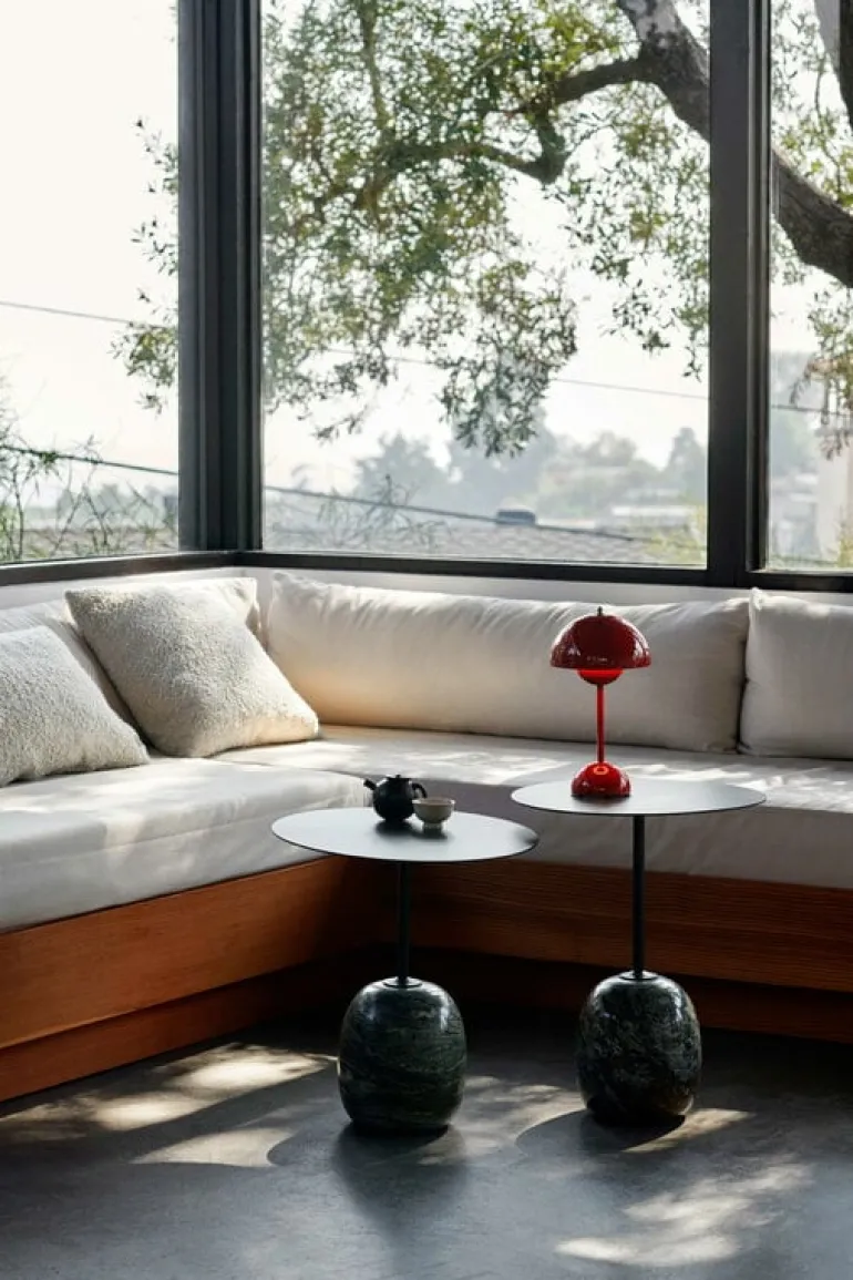 &Tradition Flowerpot VP9 portable table lamp, vermilion red