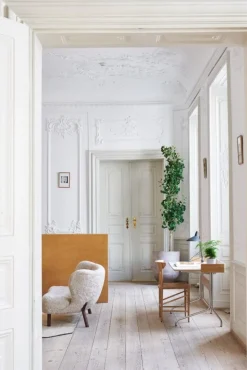 &Tradition Little Petra VB2 sofa, Moonlight sheepskin - oiled walnut