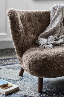 &Tradition Little Petra VB2 sofa, Sahara Curly sheepskin - oiled walnut