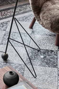 &Tradition Little Petra lounge chair, Sahara sheepskin - walnut