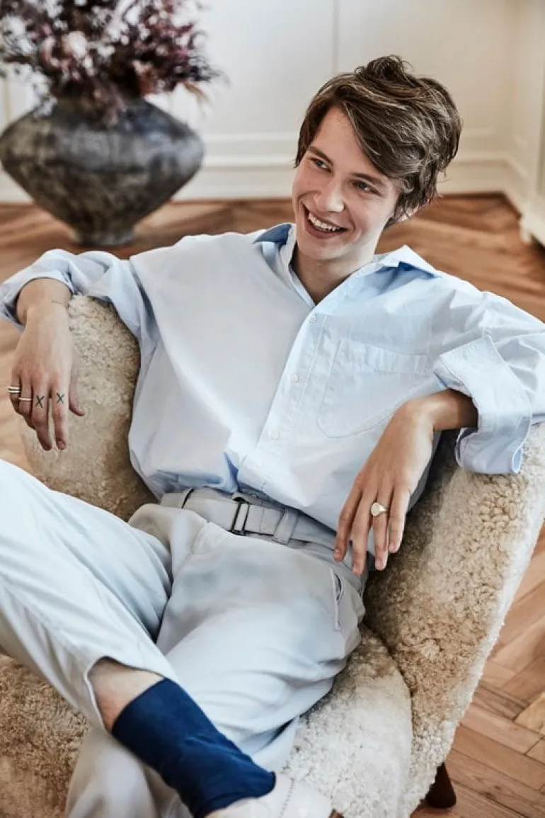 &Tradition Little Petra lounge chair, Moonlight sheepskin - walnut