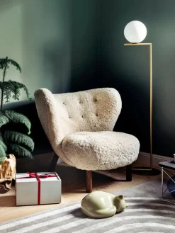 &Tradition Little Petra lounge chair, Moonlight sheepskin - walnut