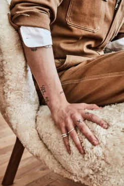 &Tradition Little Petra lounge chair, Moonlight sheepskin - walnut