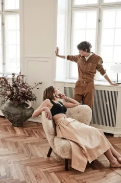 &Tradition Little Petra lounge chair, Moonlight sheepskin - walnut