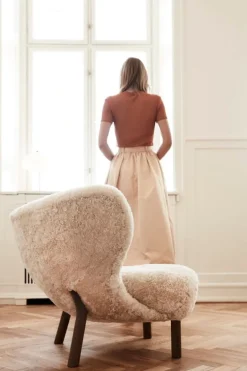 &Tradition Little Petra lounge chair, Moonlight sheepskin - walnut