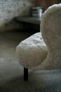 &Tradition Little Petra lounge chair, Moonlight sheepskin - walnut