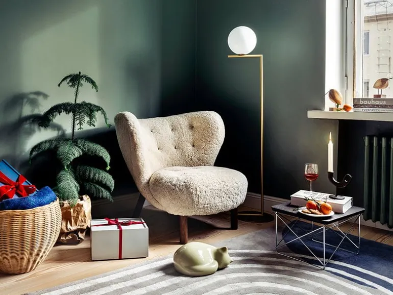 &Tradition Little Petra lounge chair, Moonlight sheepskin - walnut