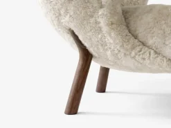 &Tradition Little Petra lounge chair, Moonlight sheepskin - walnut