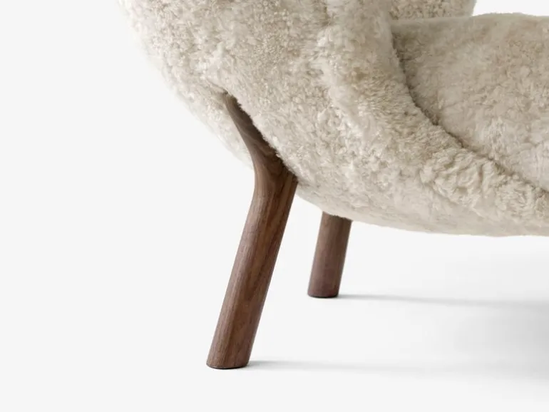 &Tradition Little Petra lounge chair, Moonlight sheepskin - walnut