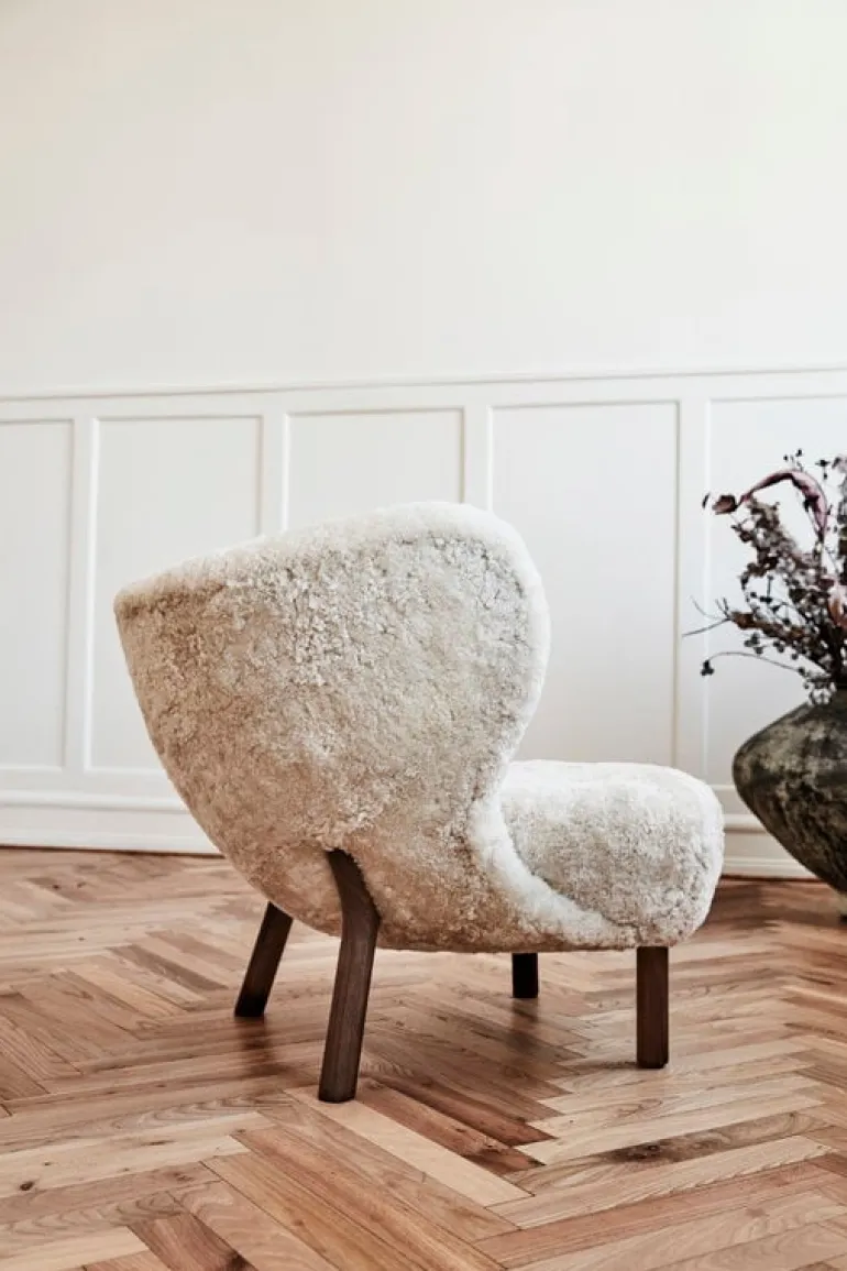 &Tradition Little Petra lounge chair, Moonlight sheepskin - walnut