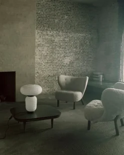 &Tradition Little Petra lounge chair, Moonlight sheepskin - walnut