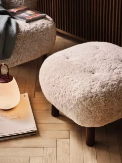 &Tradition Little Petra ATD1 pouf, Moonlight sheepskin - walnut
