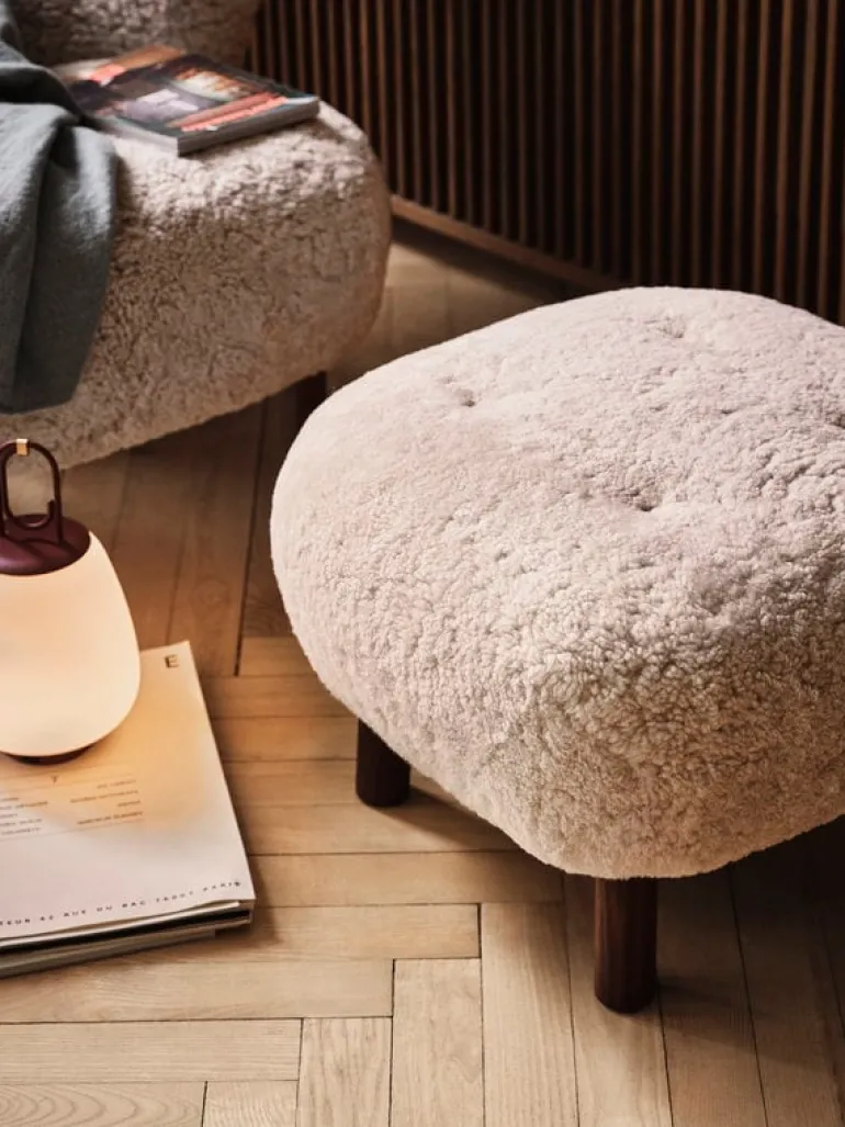 &Tradition Little Petra ATD1 pouf, Moonlight sheepskin - walnut