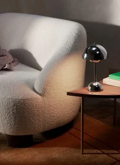 &Tradition Margas LC3 2-seater sofa, oiled oak - Karakorum 001