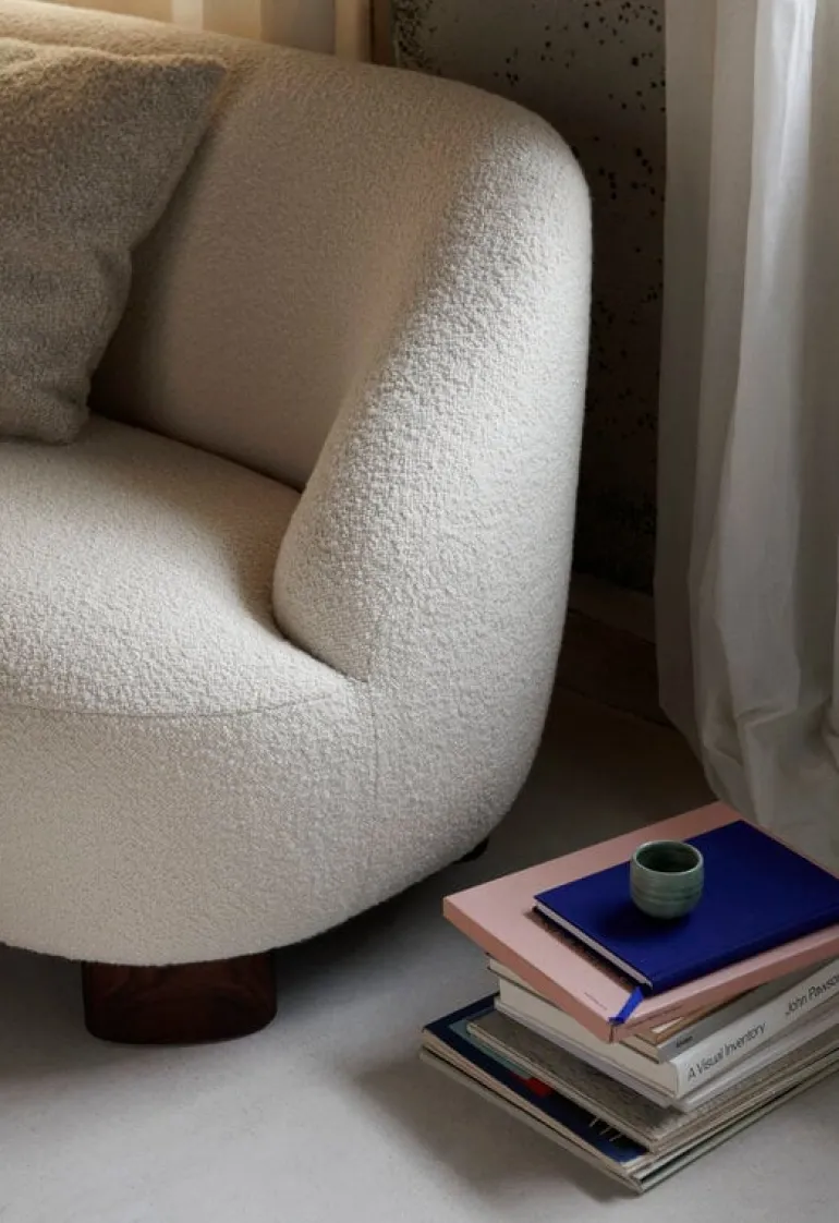 &Tradition Margas LC3 2-seater sofa, walnut - Karakorum 001