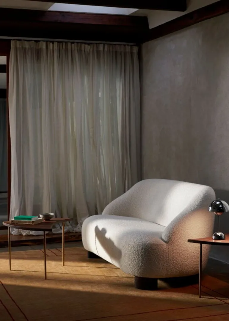 &Tradition Margas LC3 2-seater sofa, walnut - Karakorum 001