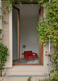 &Tradition Meantime AV29 lounge chair, polished aluminium - red Fiord 0571