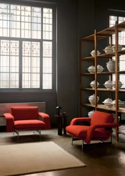 &Tradition Meantime AV29 lounge chair, polished aluminium - red Fiord 0571