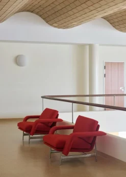 &Tradition Meantime AV29 lounge chair, polished aluminium - red Fiord 0571