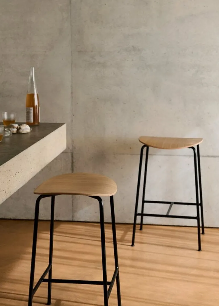 &Tradition Pavilion AV37 counter stool, 68 cm, lacquered oak