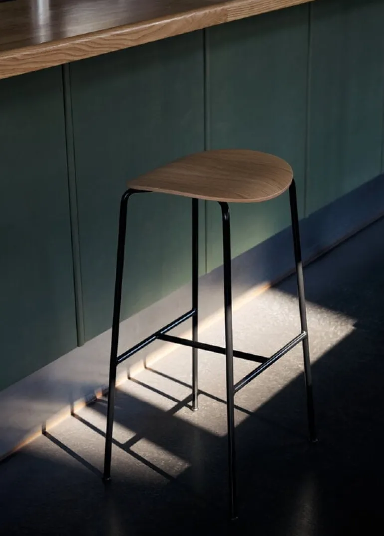 &Tradition Pavilion AV37 counter stool, 68 cm, lacquered oak