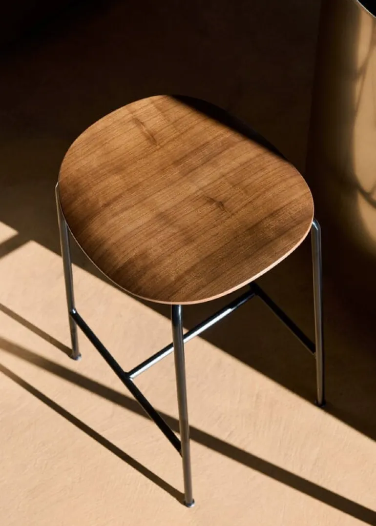 &Tradition Pavilion AV38 bar stool, 79 cm, lacquered walnut