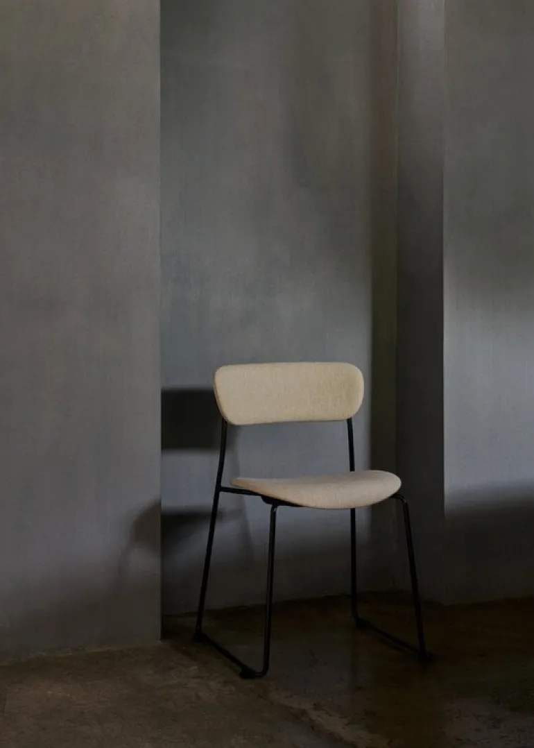 &Tradition Pavilion AV53 side chair, fully upholstered, beige Clay 0011