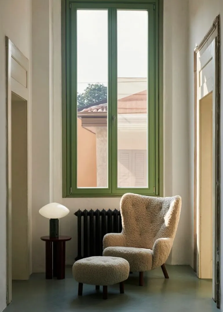 &Tradition Petra VB3 lounge chair, Moonlight sheepskin - oiled oak