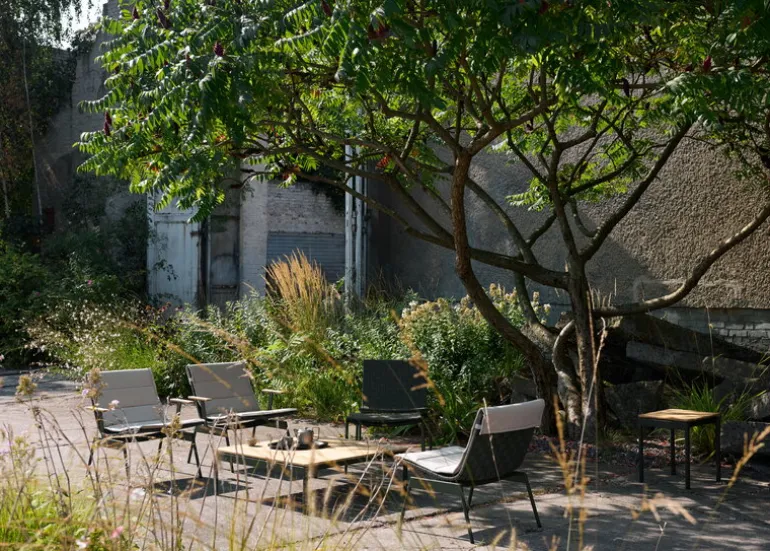 &Tradition Ville AV44 outdoor lounge chair, bronze green