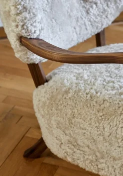 &Tradition Wulff ATD2 lounge chair, Moonlight sheepskin - walnut