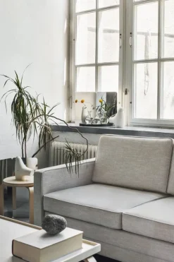 Artek 124 degrees mirror, medium, black shelf