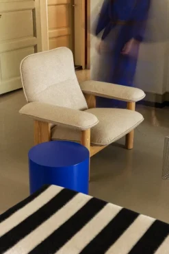 Audo Copenhagen Brasilia lounge chair, oak - Bouclé 02