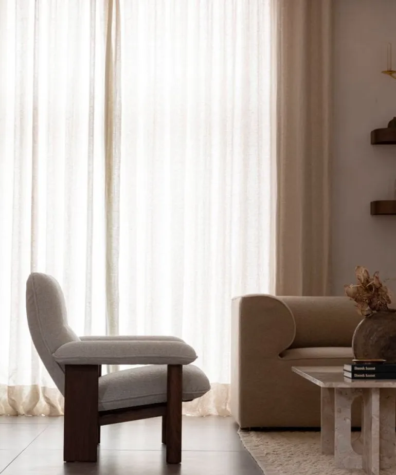 Audo Copenhagen Brasilia lounge chair, walnut - Bouclé 02