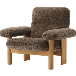 Audo Copenhagen Brasilia lounge chair, oak - Root sheepskin