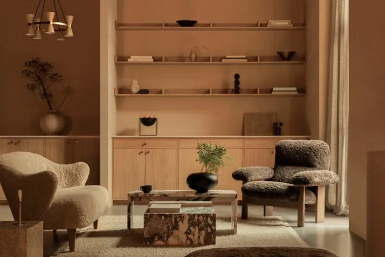 Audo Copenhagen Ingeborg sofa 2,5 seater, Moonlight sheepskin - natural oak