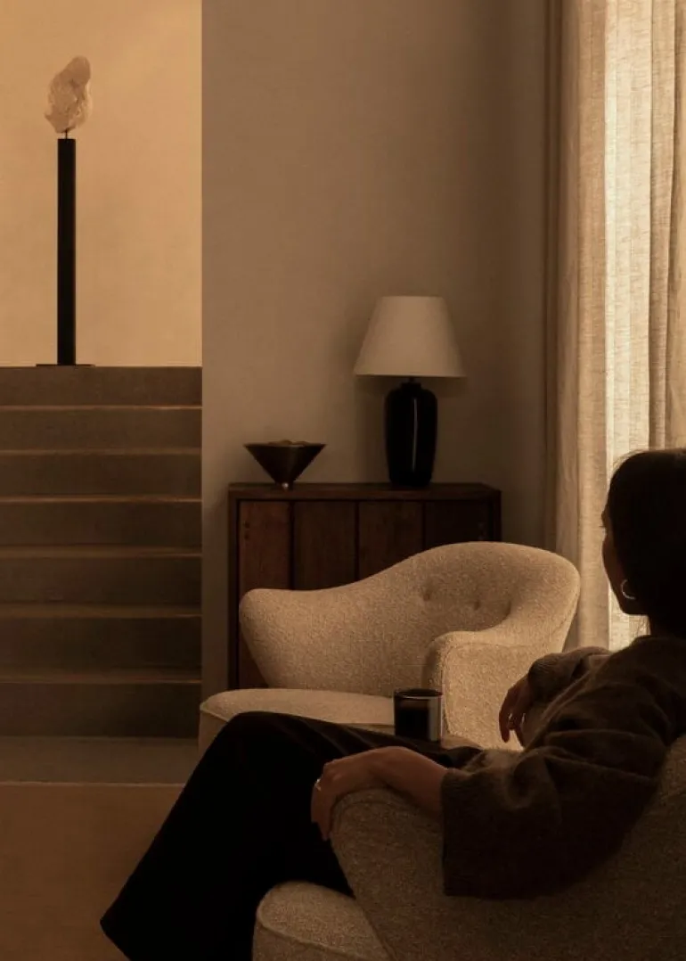 Audo Copenhagen Ingeborg lounge chair, Moonlight sheepskin - natural oak