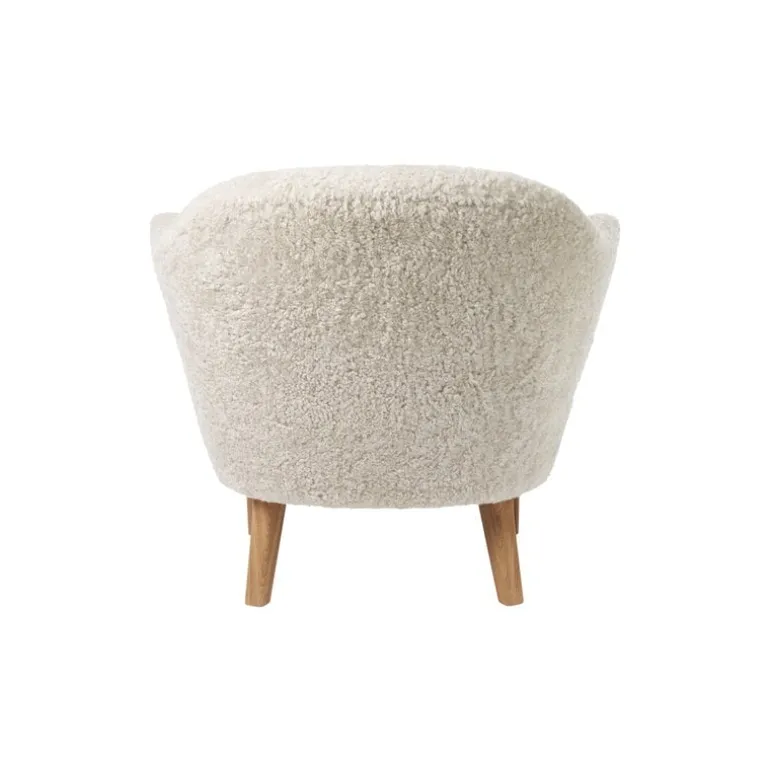 Audo Copenhagen Ingeborg lounge chair, Moonlight sheepskin - natural oak