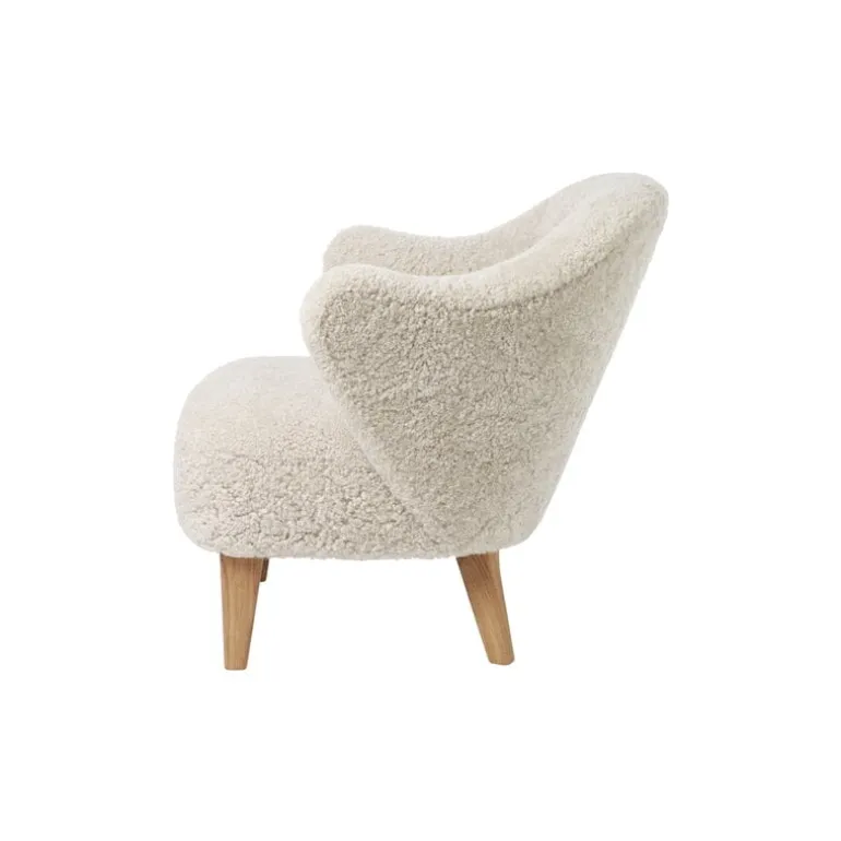 Audo Copenhagen Ingeborg lounge chair, Moonlight sheepskin - natural oak